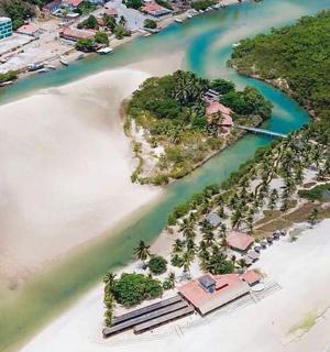 水中热带岛屿的鸟瞰图