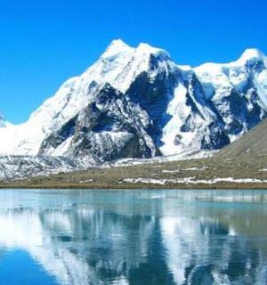 一座白雪覆盖的山峰在湖中倒映