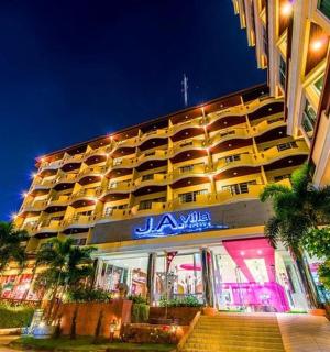 Jamaica hotell, mille ees on palmipuud