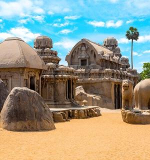 沙漠中的一座建筑物，前面有岩石