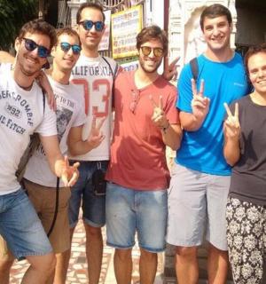 skupina lidí pózujících pro fotografii