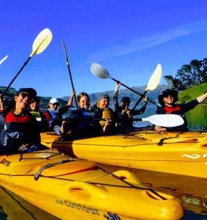一群人划着皮划艇在水上