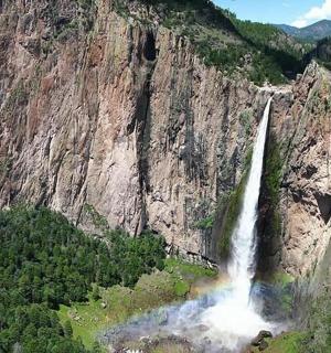 Letecký pohled na vodopád v kaňonu