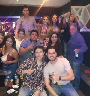 一群人在聚会上合影