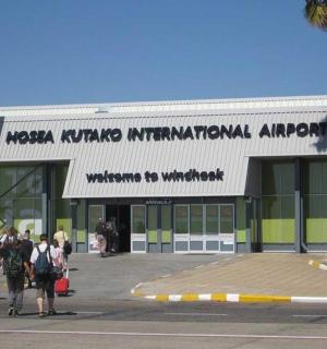 一群人在机场前行走