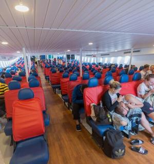 skupina lidí sedících v autobuse