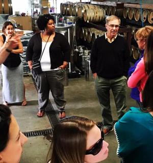 一群人站在啤酒厂里