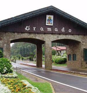 路边有标志的石头建筑