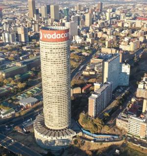 一座高楼的鸟瞰图，上面有标志