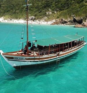 停在海滩附近水中的一艘船