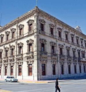 muž kráčející před velkou budovou