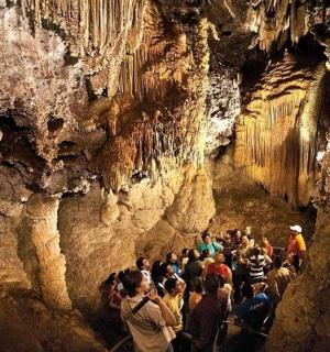 一群人穿过一个洞穴