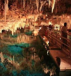 skupina lidí stojících v jeskyni