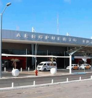 ein Gebäude mit auf einem Parkplatz geparkten Autos