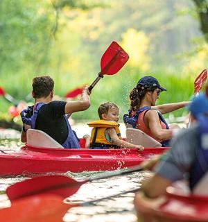 一群人在河上划皮划艇