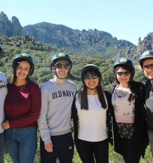 一群戴着头盔的人站在山前