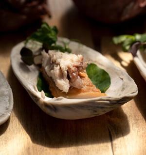 桌子上三道菜的特写