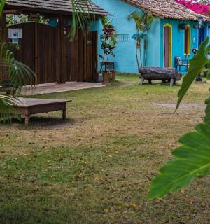 有长椅和蓝色房子的院子