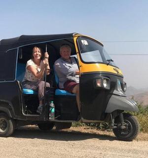 一男一女坐在一辆小车里