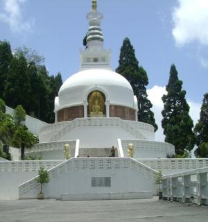 一座顶部有尖顶的白色大楼