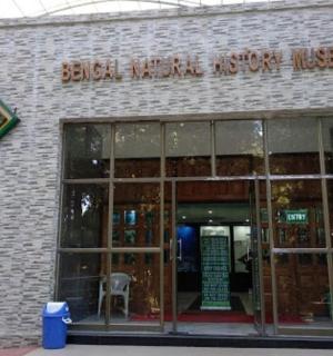 一座砖砌建筑，上面有一扇门和一个标志