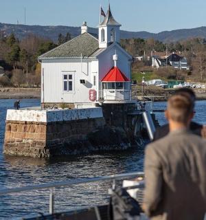 一群人在水中的船上