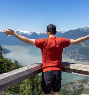 一名男子站在窗台上，张开双臂