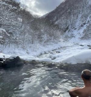 一名男子站在河边的水池里