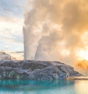 喷泉前有一池水