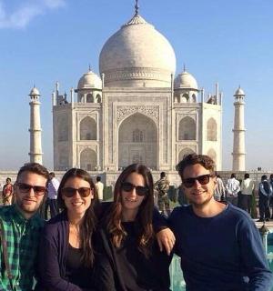 Skupina lidí pózujících před Tádž Mahalem