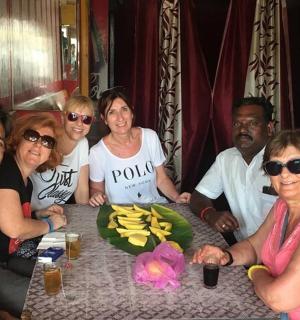 一群人坐在桌旁，桌上摆着香蕉