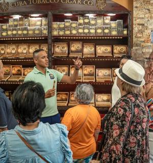 skupina lidí postávajících v obchodě