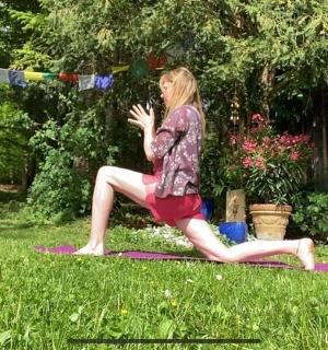 naine teeb rohus joogapoosi