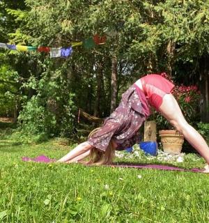 naine teeb rohul kätelseisu