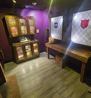 房间的俯视图,房间内有一张桌子和一扇窗户