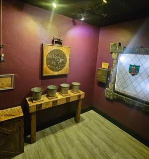 博物馆里有一张桌子和一扇窗户的房间