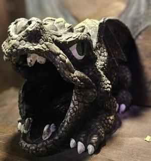 桌子上的爬行动物头像