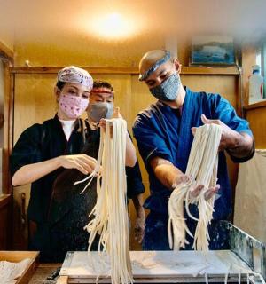 一群人在厨房准备意大利面