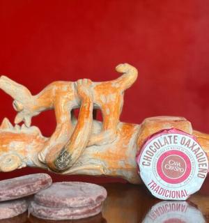 桌子上一个人骑着鹿的木雕像