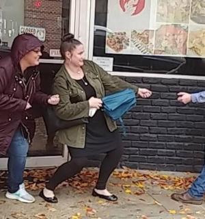 一群人站在建筑物外面