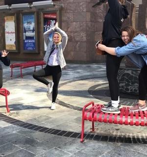 一群女人在红色长椅上跳跃