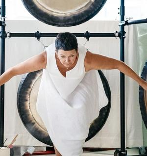 一位身穿白色连衣裙、手持网球拍的女士