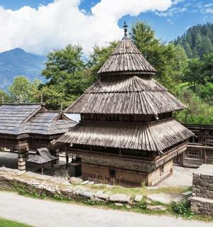 一座古老的建筑，屋顶上有群山