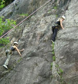 คนสองคนกำลังปีนขึ้นไปบนภูเขาหิน