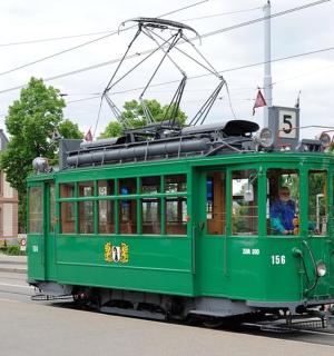 一辆绿色有轨电车在街上行驶