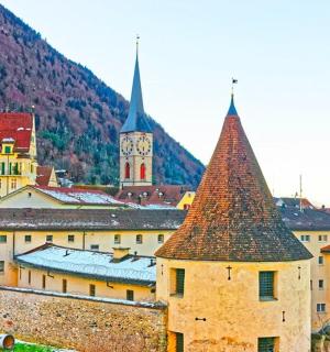 pohled na město s hodinovou věží a budovami