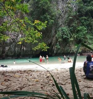 一群人在海滩玩水