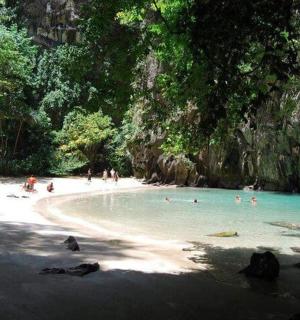 一群人在海滩的水中