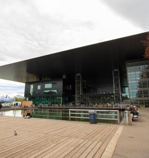 velká budova s lidmi sedícími před ní