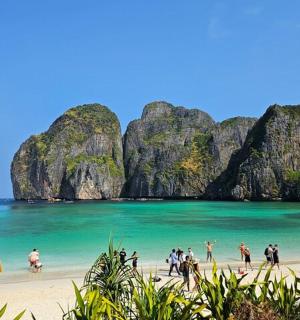 一群人在石灰岩悬崖的海滩上